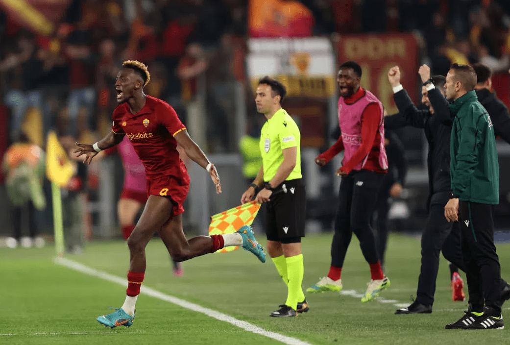 开云中国-清晨罗马再遭质疑——荷甲节点到来，赛场秩序良好，轮换策略成焦点