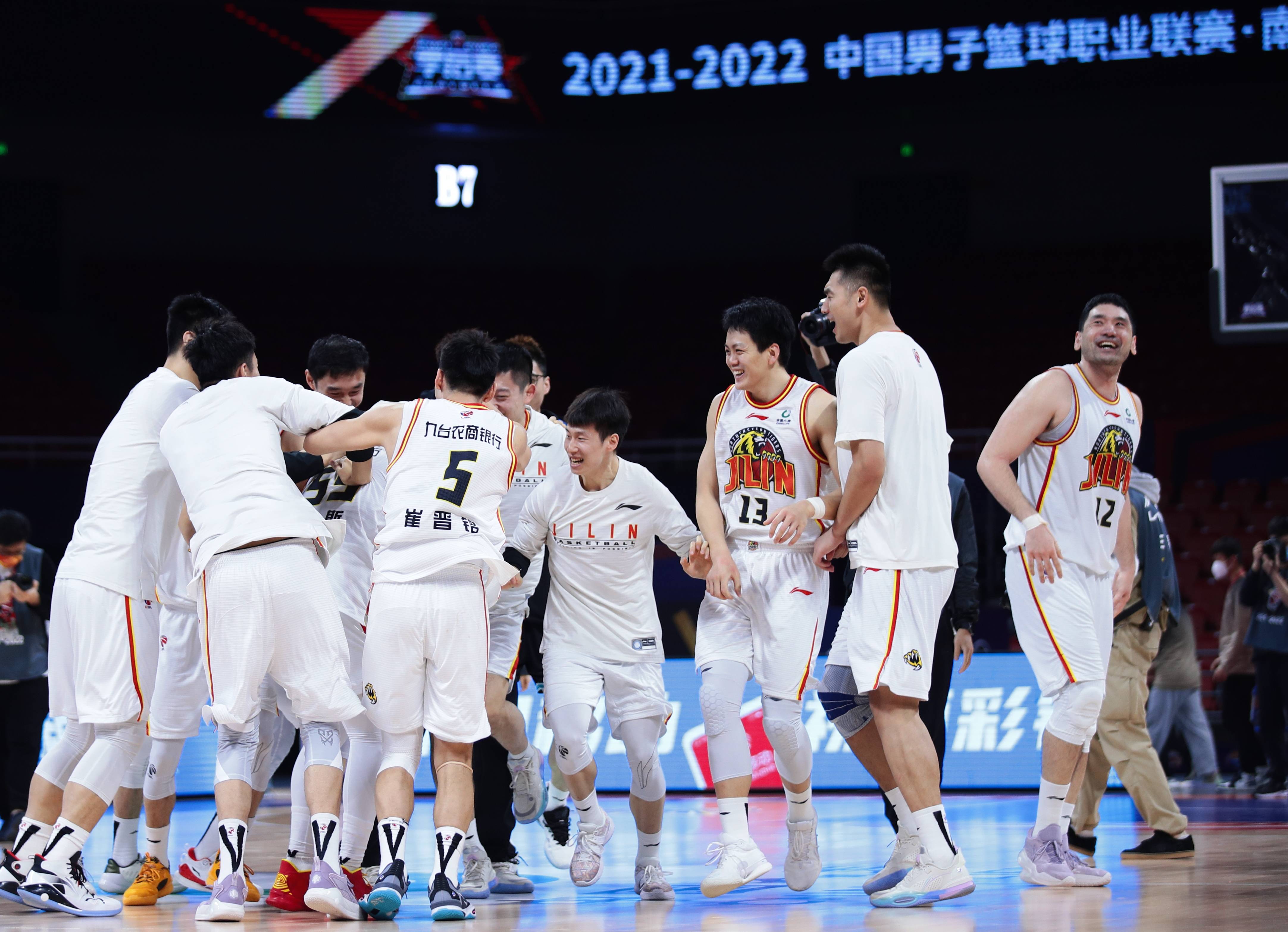 开云中国-风云突变！深圳男篮清晨迎来里程碑，CBA常规赛版图或变，气氛紧张，阵容厚度经受考验