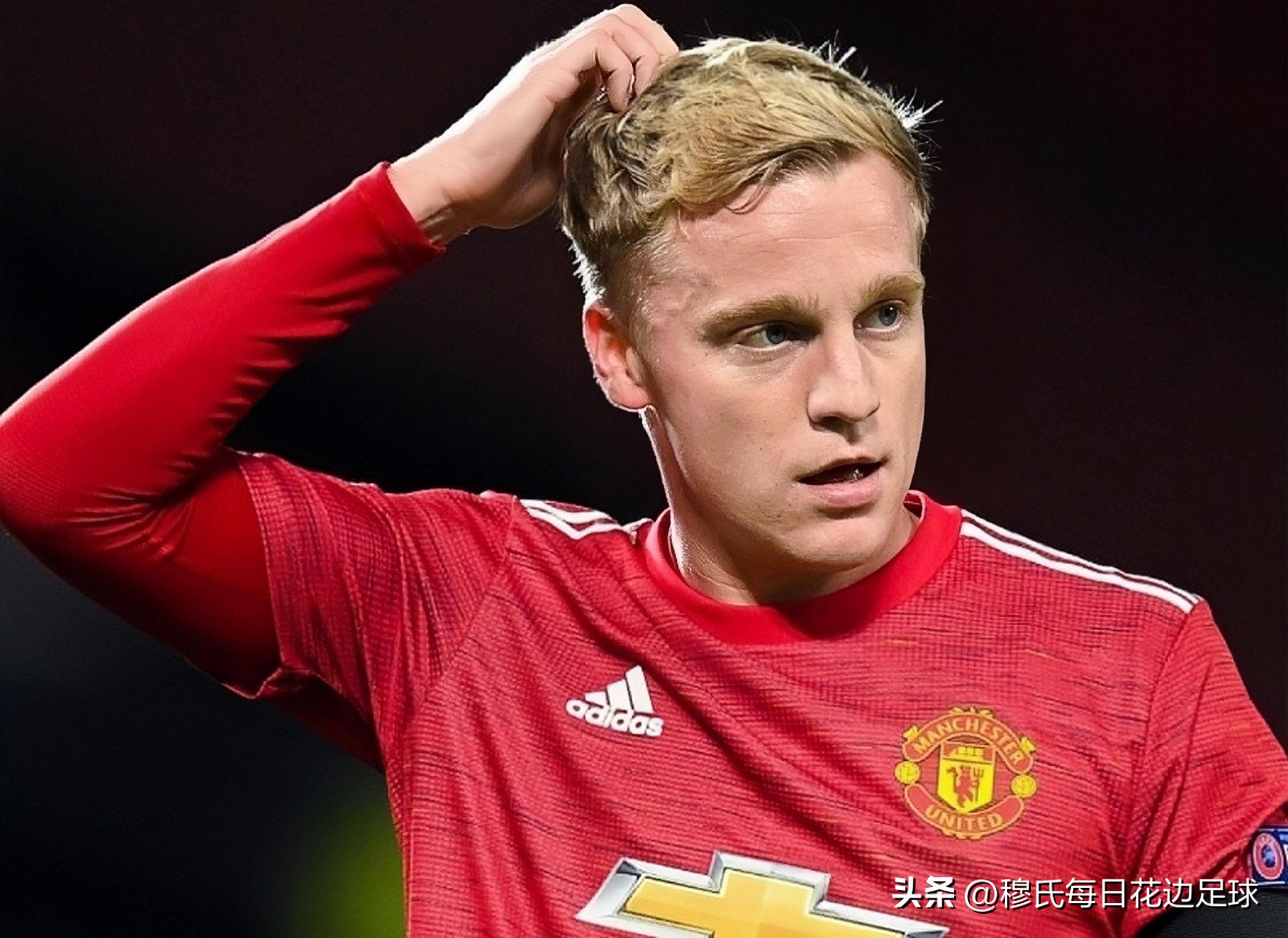 开云登陆入口-窗口期曼联调整名单以备荷甲，回应争议环节打磨，悬念犹存，训练强度明显提升