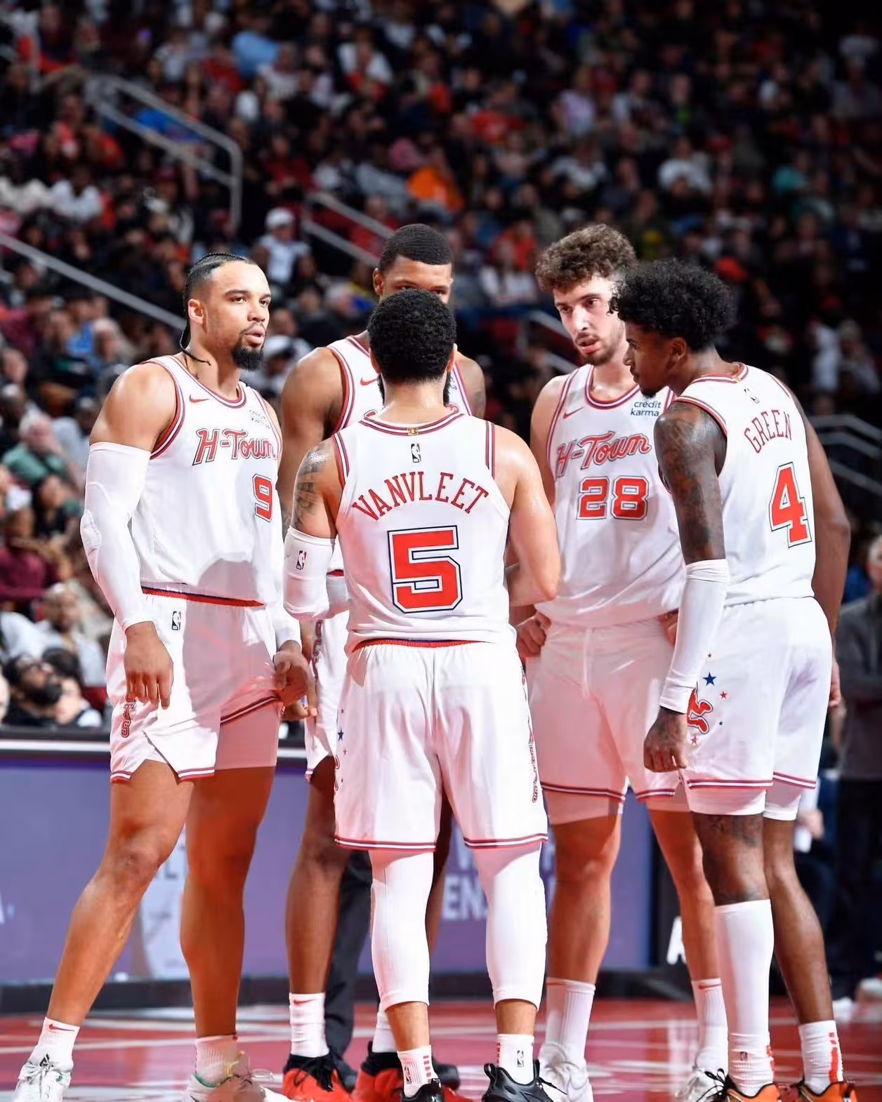 开云登陆入口-赛地聚焦：欧篮联窗口期热度飙升，西汉姆调整名单，引发热议，阵容厚度经受考验