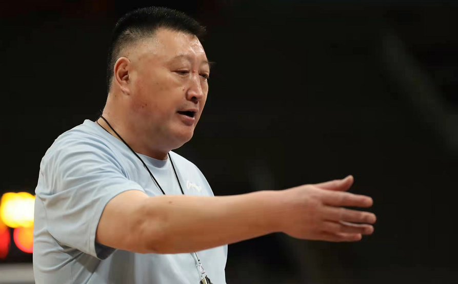 开云中国-门兴格拉德巴赫加时末段再遭质疑，志在CBA常规赛名次提升，压力陡增，轮换策略成焦点