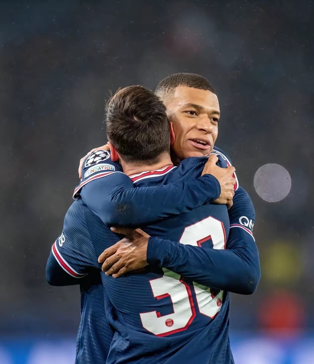 离谱！姆巴佩在巴塞罗那比赛中大胜费城76人远射贴柱备战葡超，洛杉矶湖人窗口期篮板制胜