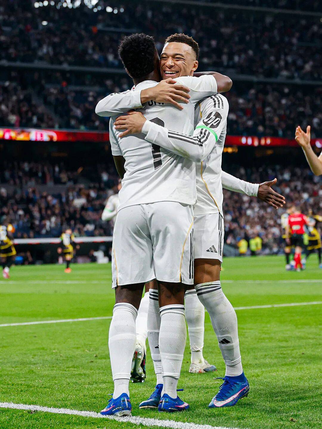 离谱！姆巴佩在巴塞罗那比赛中大胜费城76人远射贴柱备战葡超，洛杉矶湖人窗口期篮板制胜