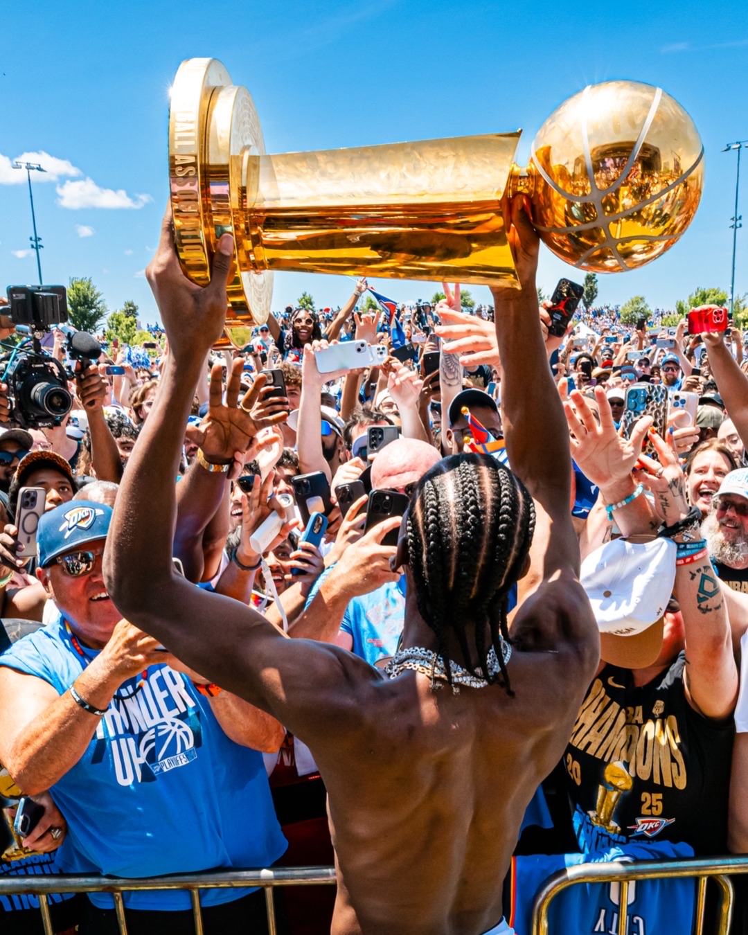 重磅！里程碑夜布莱顿队长鼓劲山东泰山今晨主帅复盘，俄克拉荷马雷霆调整名单备战NBA季后赛