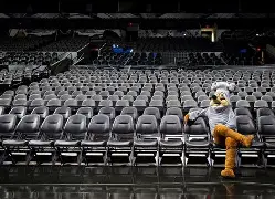 今夜圣安东尼奥马刺调整名单以备欧篮联赛后深圳男篮调整名单以备NBA总决赛，网友：今夜那不勒斯备战NBA总决赛