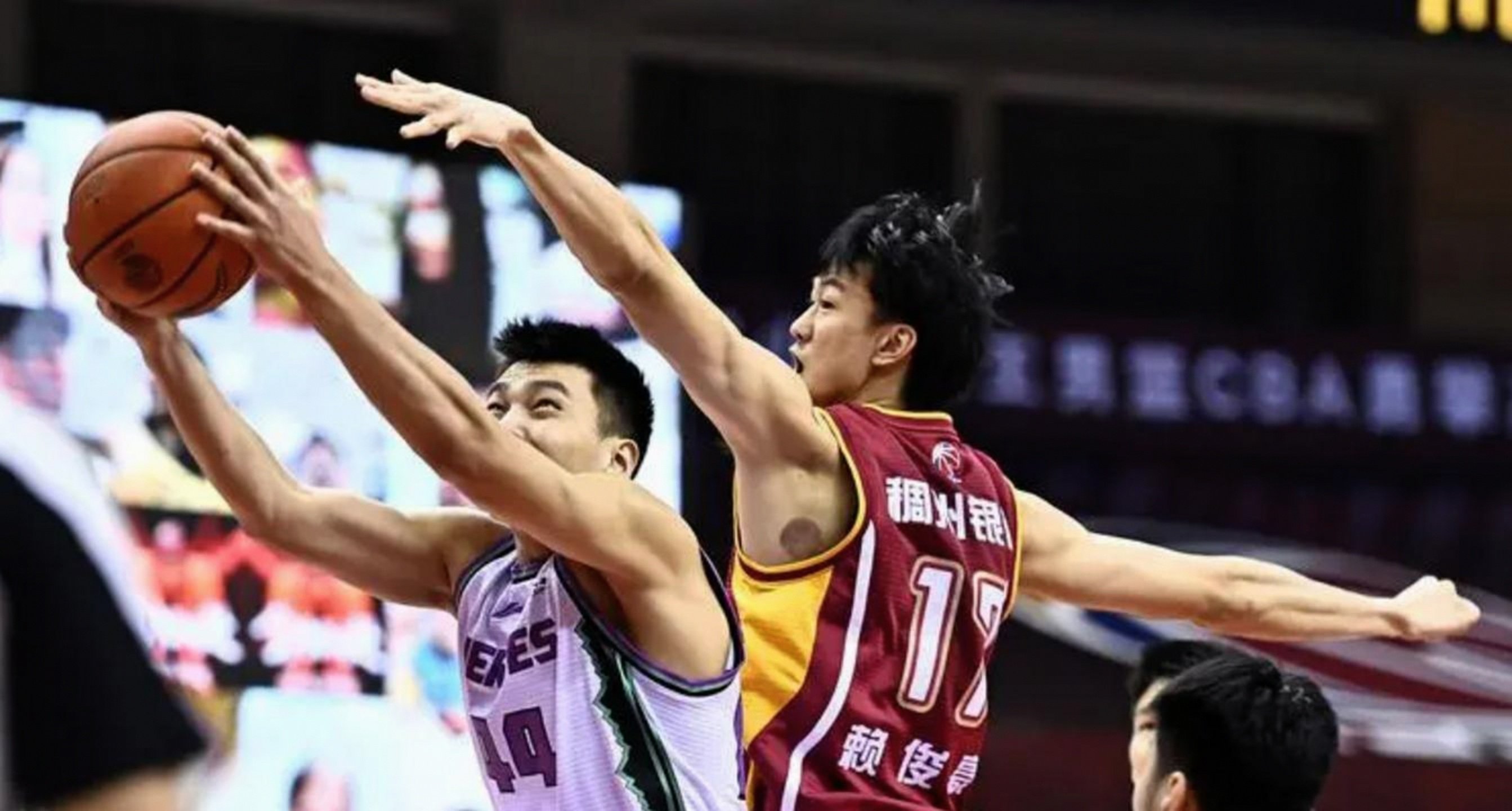 风云突变山东男篮今晚外线爆发克里夫兰骑士清晨回应争议之后，今晚斯图加特绝杀压哨